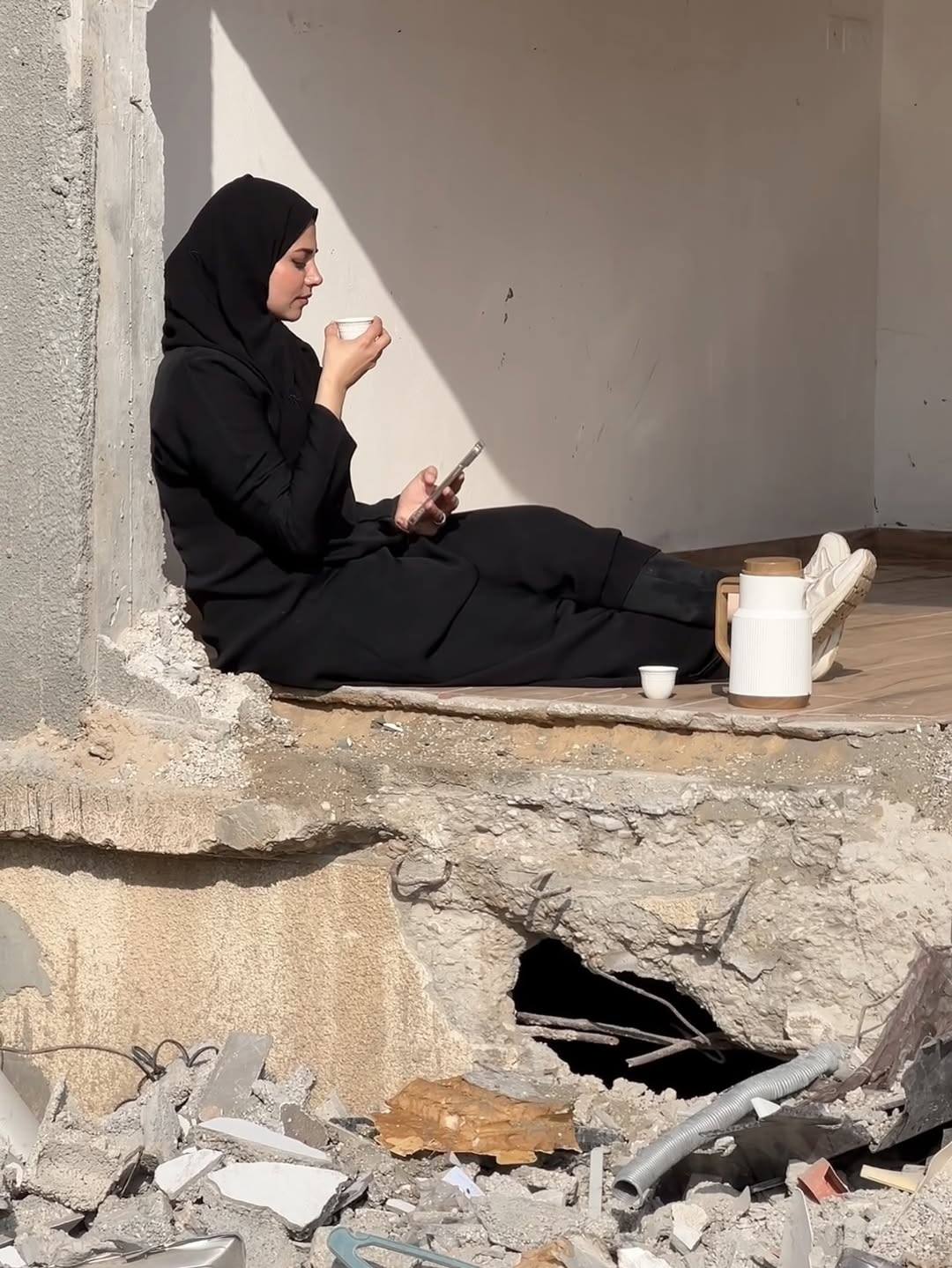 بسمة أبو شهلا داخل منزل أسرتها المدمر