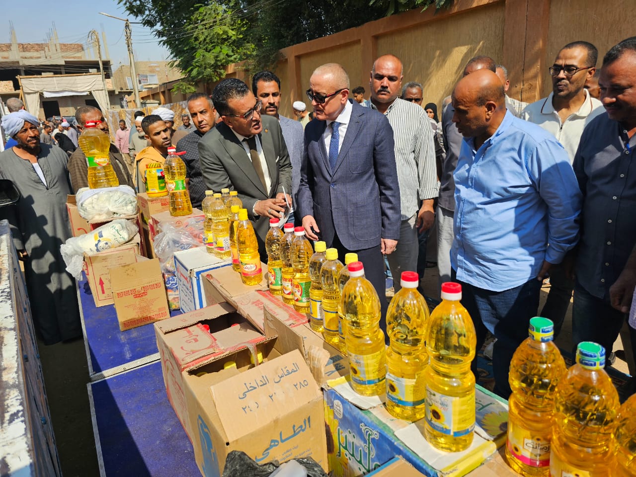 سوق اليوم الواحد رقم (40) لدعم أهالى مركز الزينية بسلع مخفضة