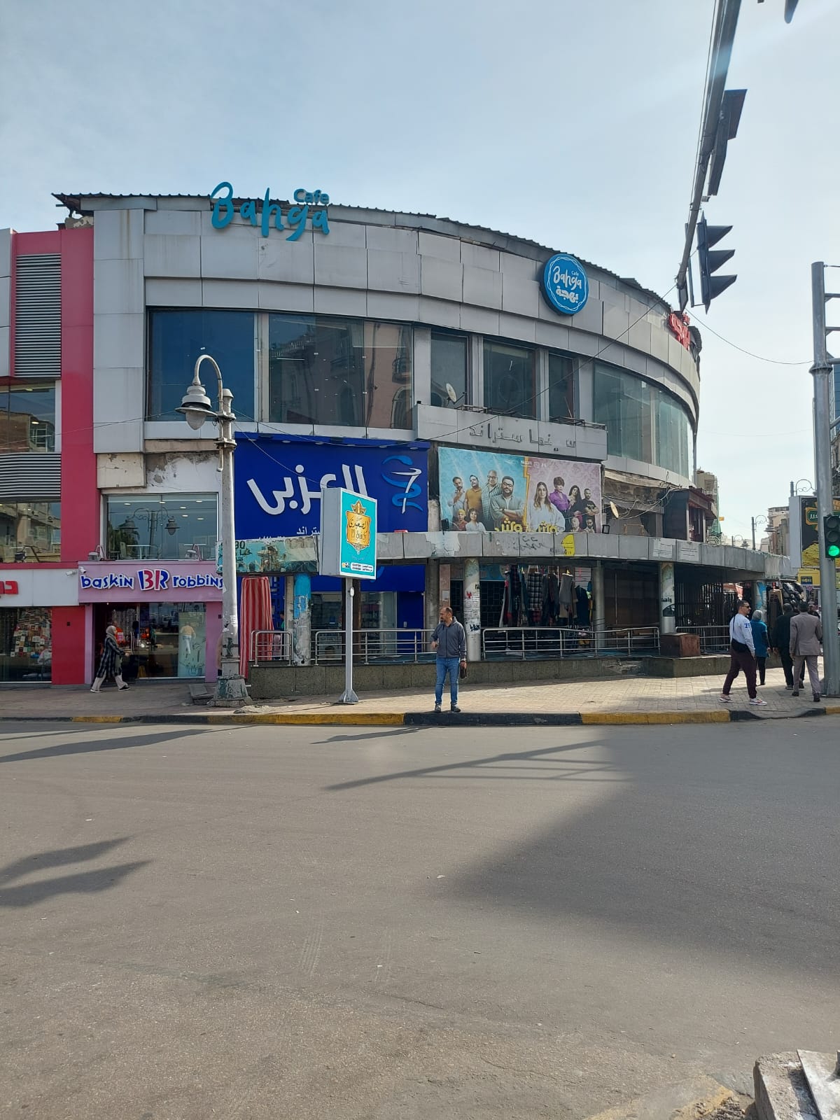 واجهة سينما ستراند بالإسكندرية وواجهتها متهالكة واجهة سينما ستراند بالإسكندرية وواجهتها متهالكة