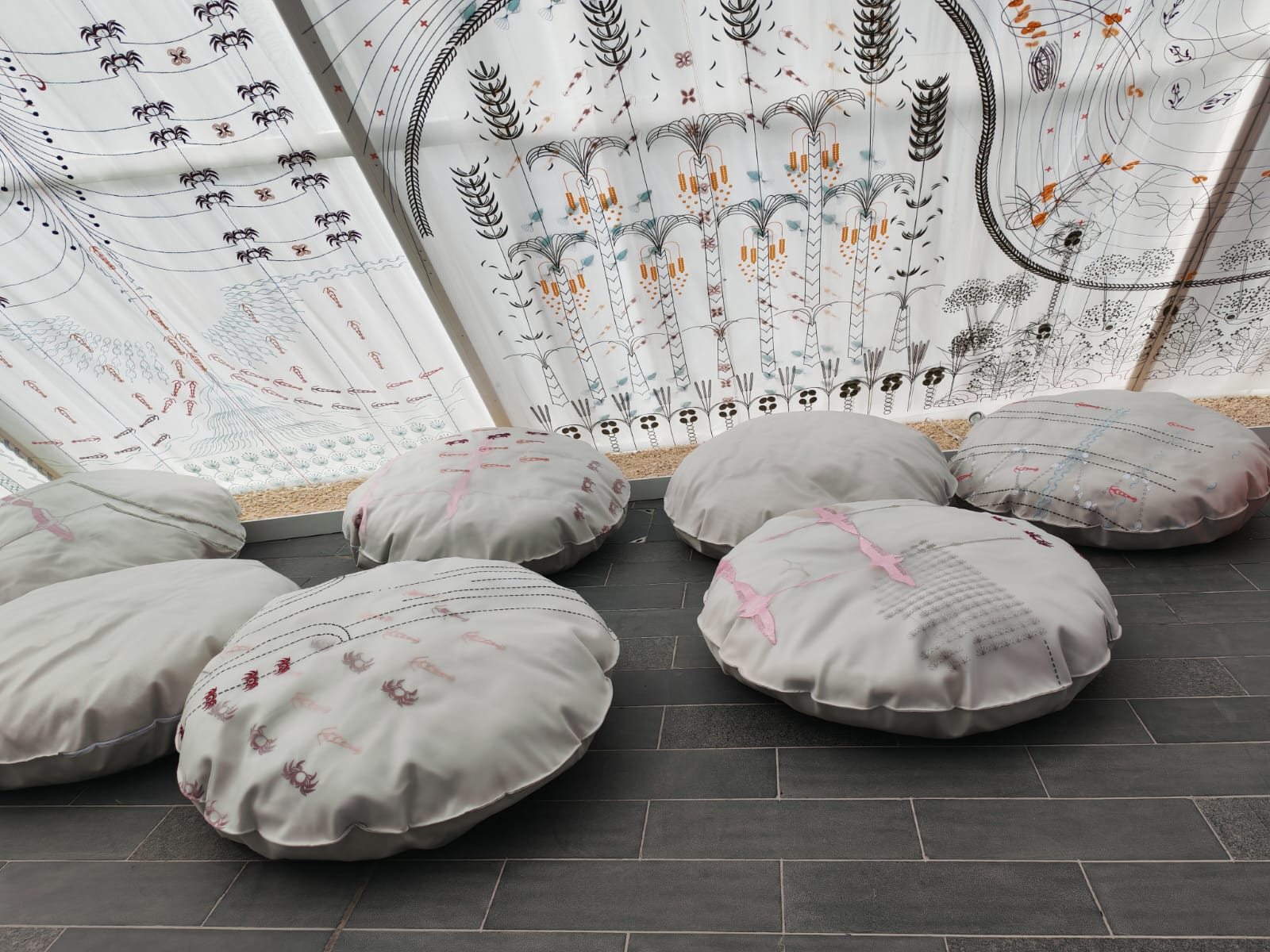 ستائر بيضاء