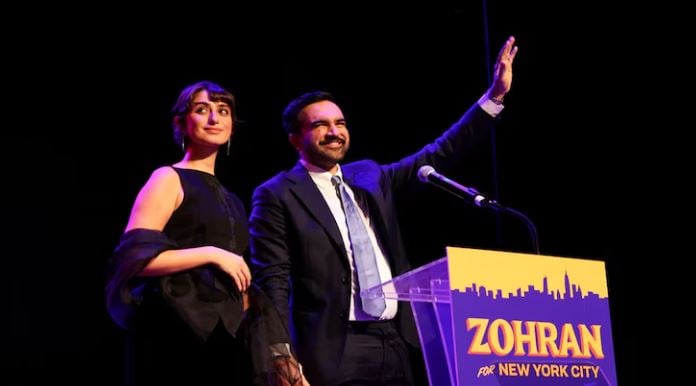 زوجة زهران ممداني ترتدي فستان فلسطيني اردني