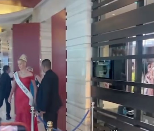 لحظة خروج ملكة جمال الكون لحظة خروج ملكة جمال الكون