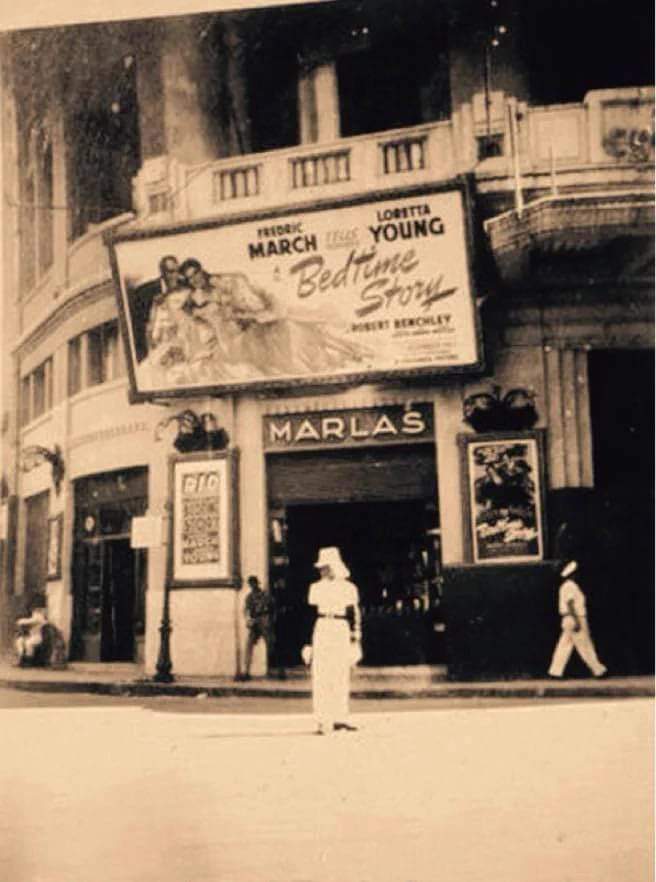 الجمال يسيطر على أحد واجهة أحد سينمات الإسكندرية قديما الجمال يسيطر على أحد واجهة أحد سينمات الإسكندرية قديما