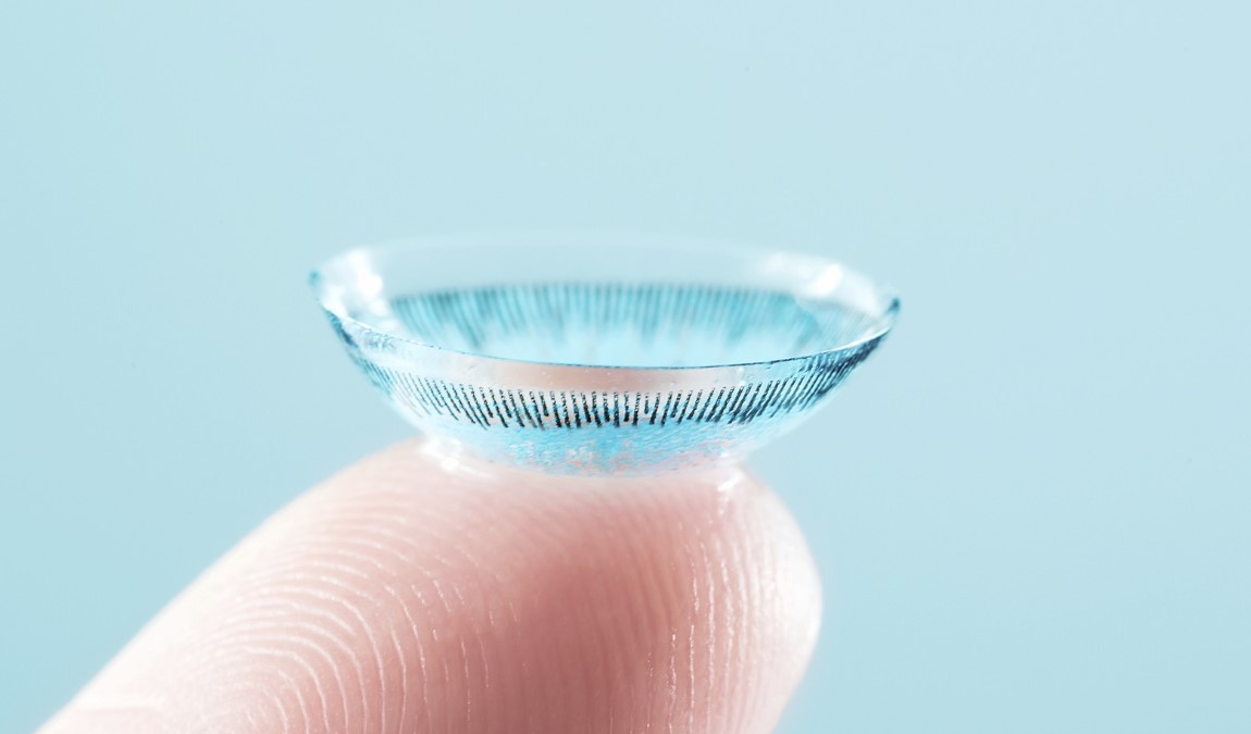 عدسة لاصقة عدسة لاصقة