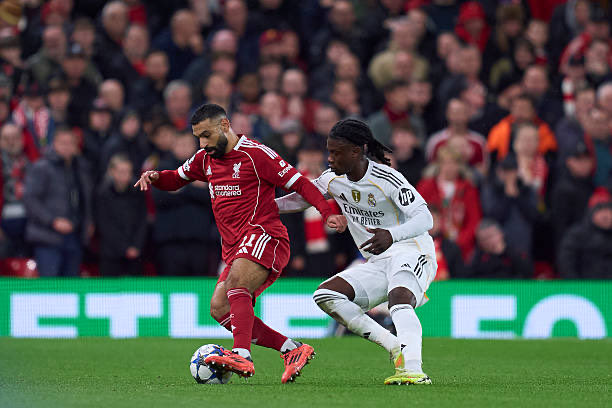 محمد صلاح يحافظ على الكرة