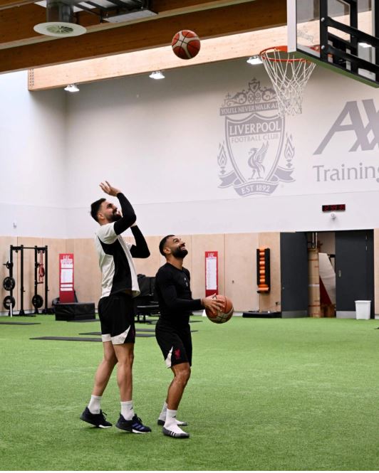 محمد صلاح يلعب كرة سلة