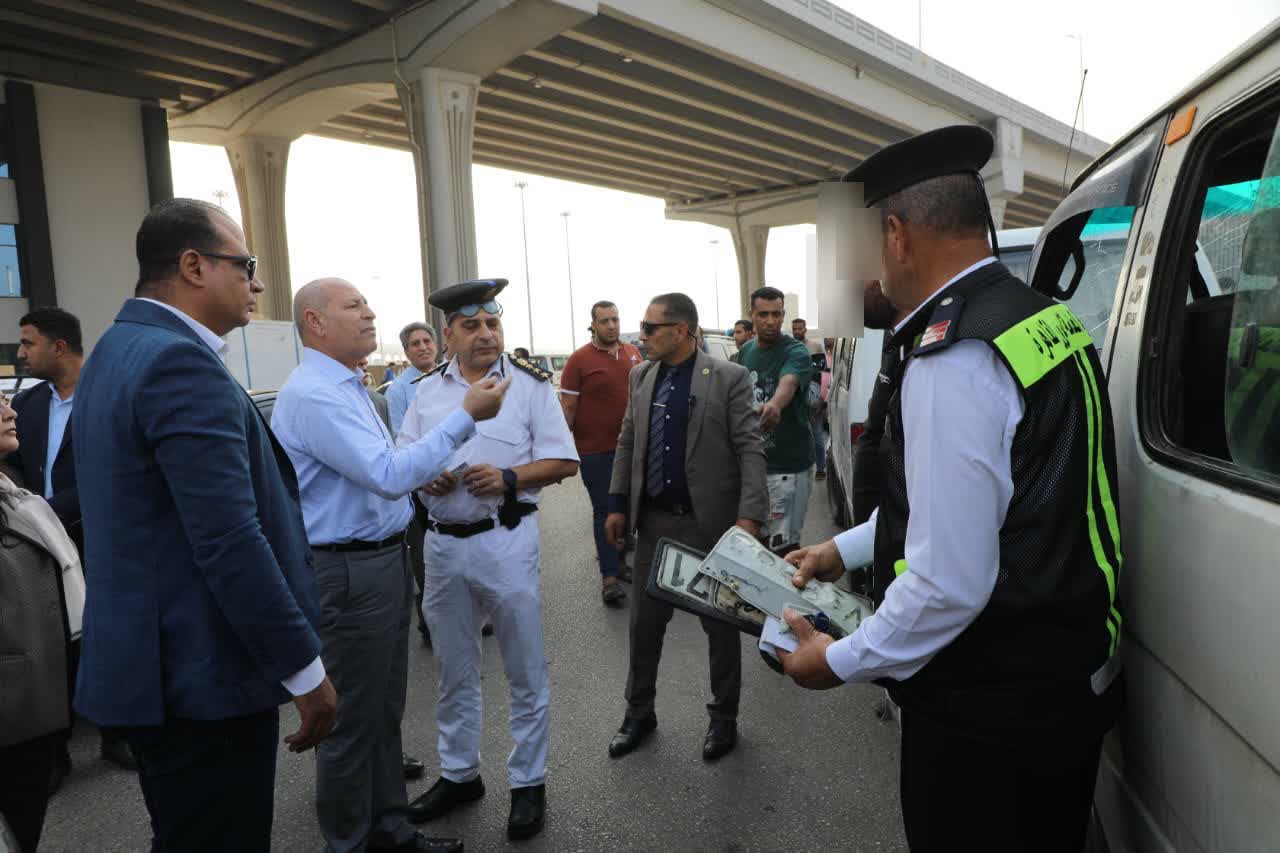 محافظ القاهرة أمام السائقين محافظ القاهرة أمام السائقين