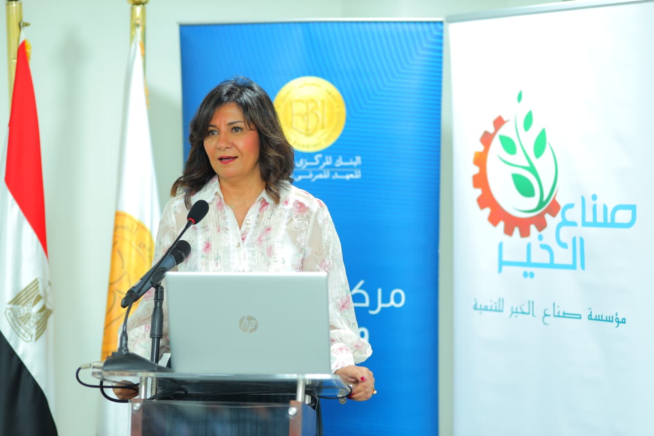 السفيرة نبيلة مكرم