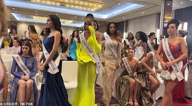 لحظة احتجاج المتسابقات لحظة احتجاج المتسابقات