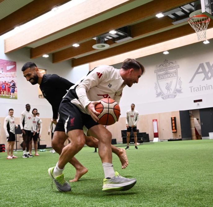 محمد صلاح وماك أليستر يلعبان كرة السلة