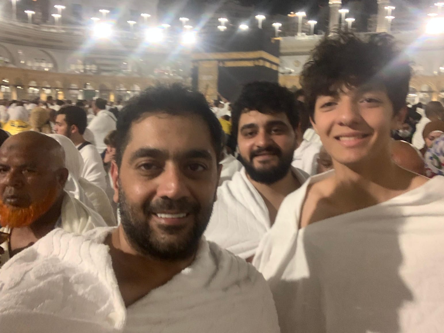 احمد فلوكس وابنه يؤديان مناسك العمرة