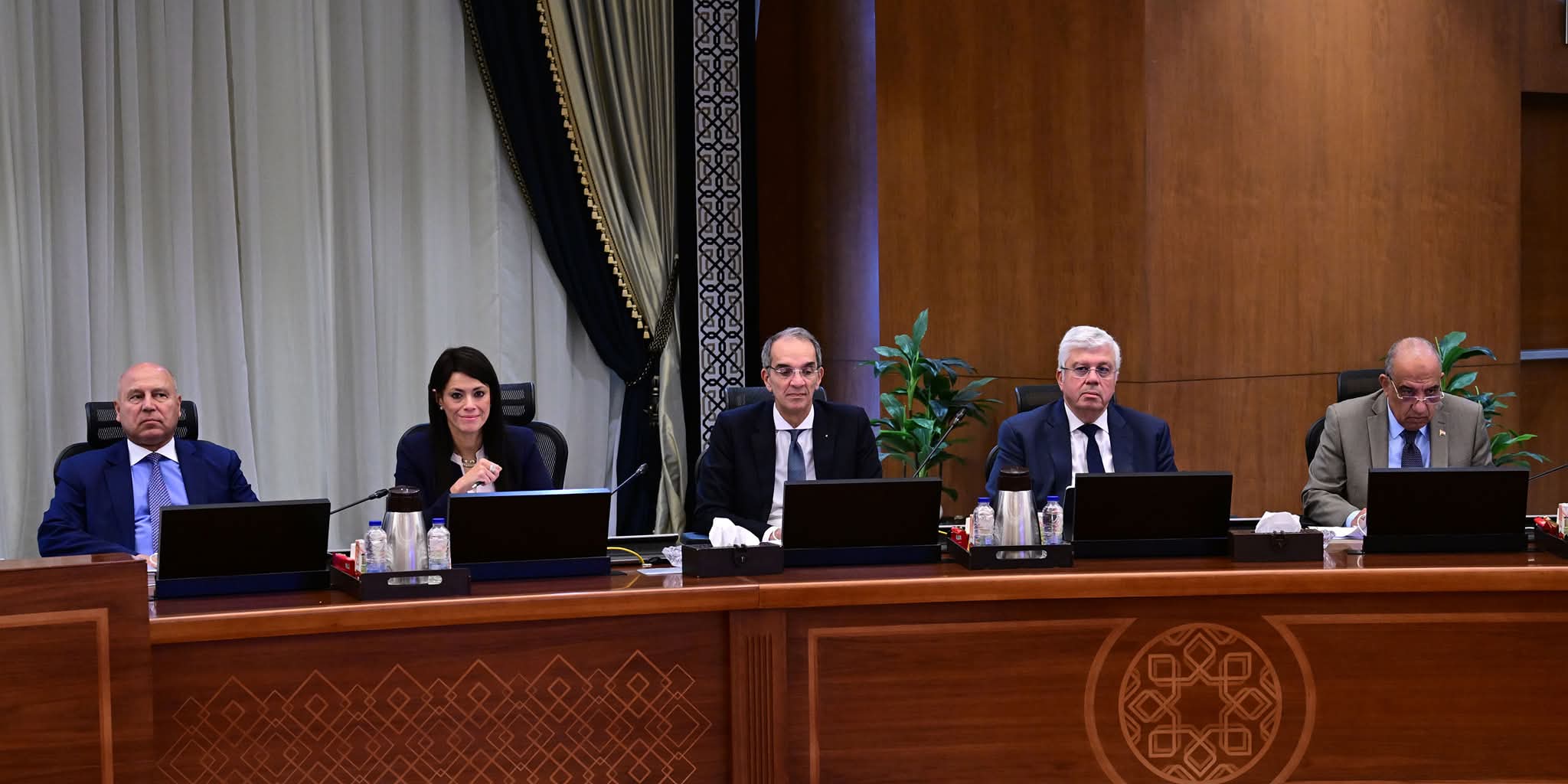 الدكتور أيمن عاشور خلال اجتماع الحكومة