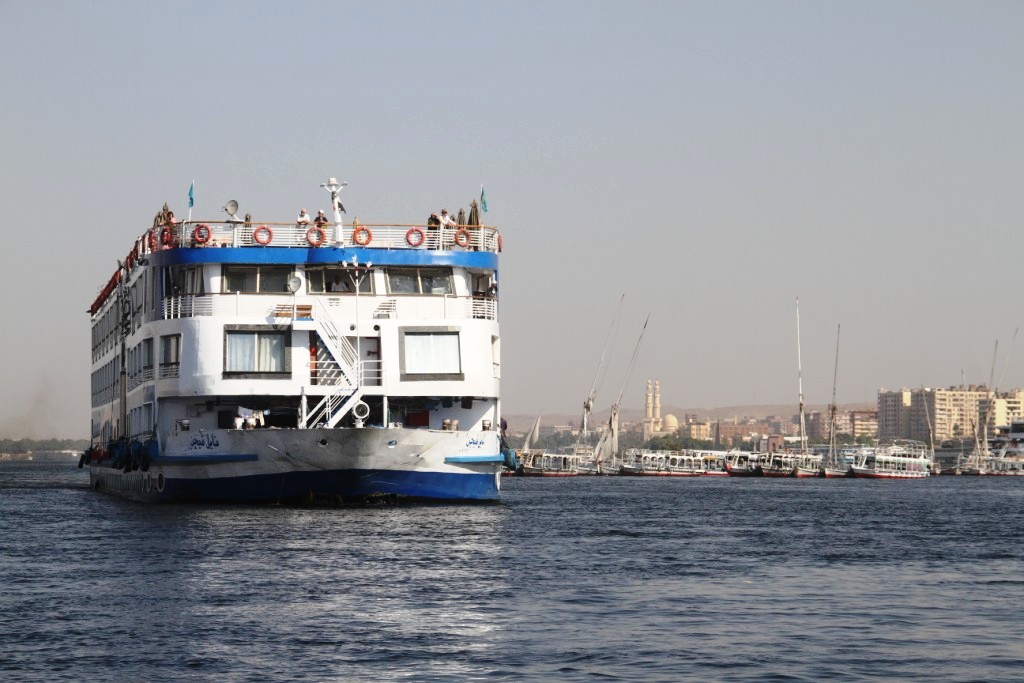 باخرة سياحية فى وسط النيل