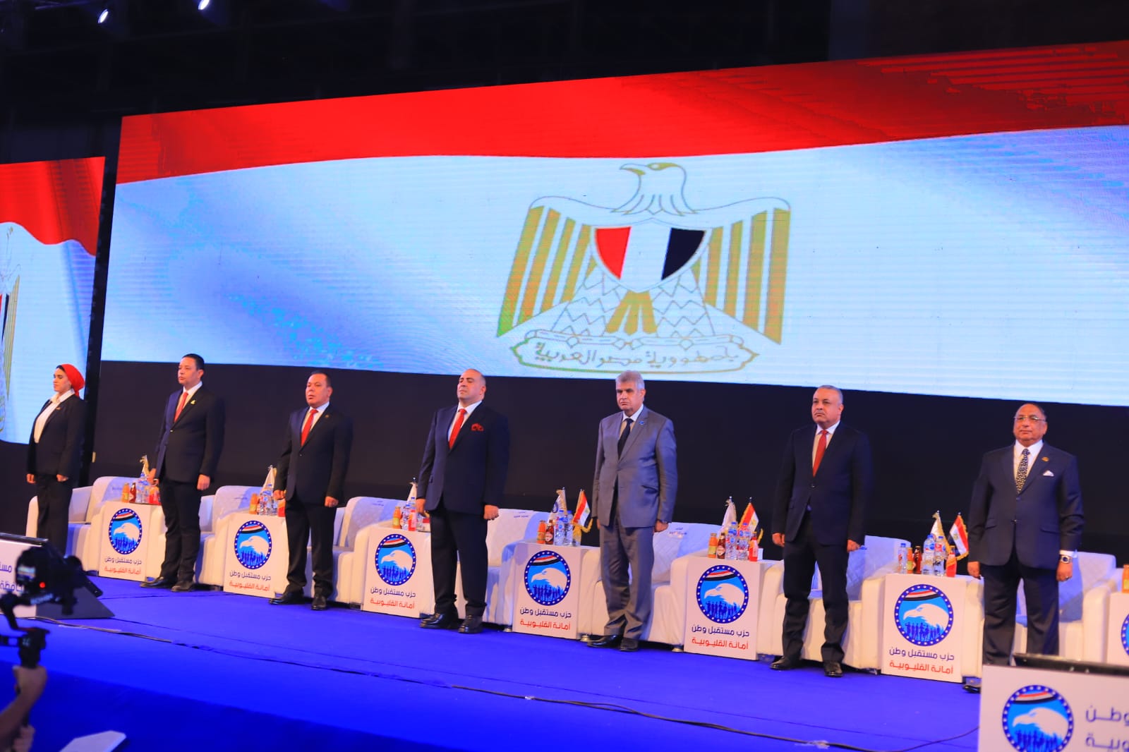 المرشحين على المنصة