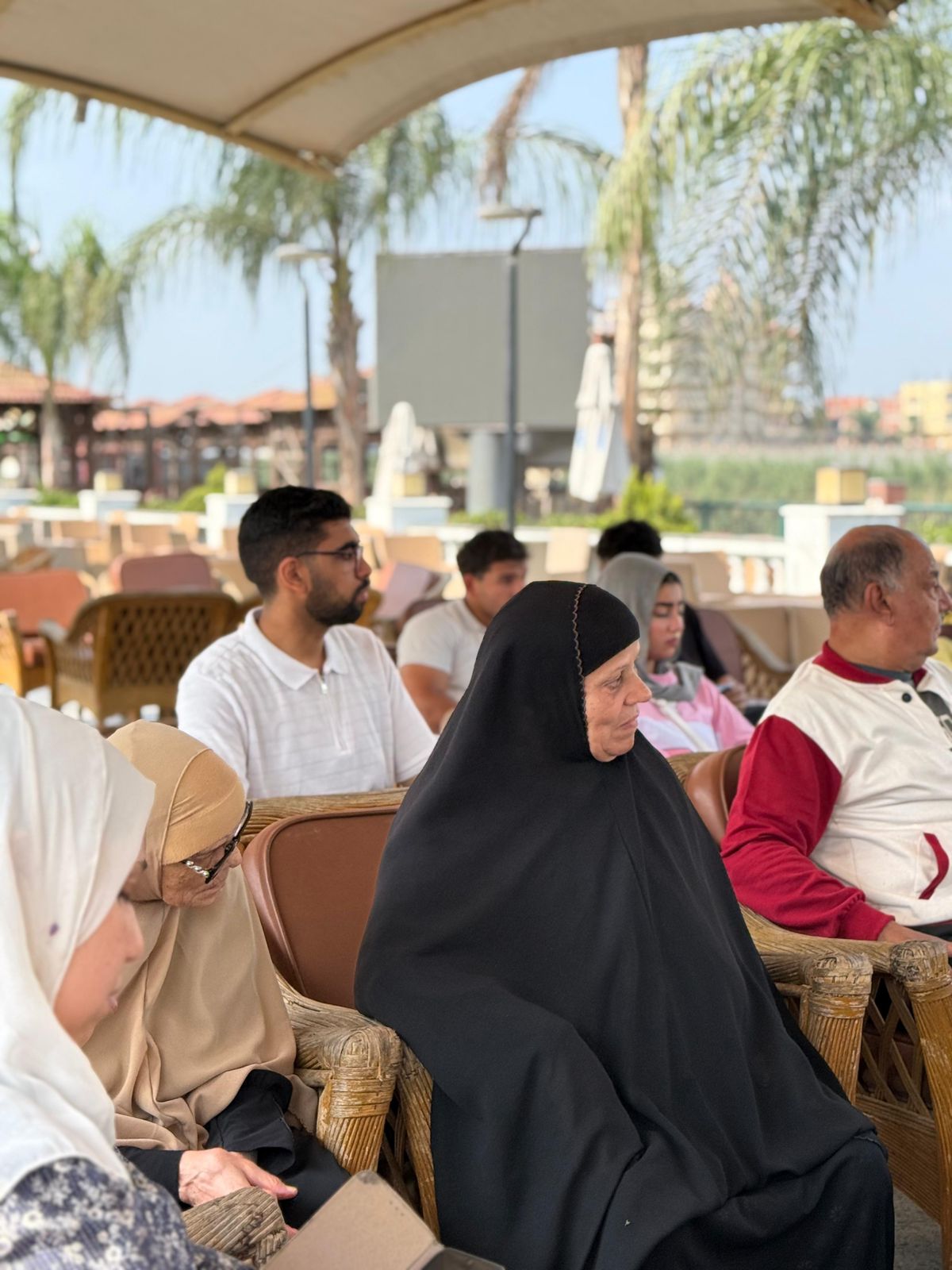 كبار السن والاستماع للندوة الدينية كبار السن والاستماع للندوة الدينية