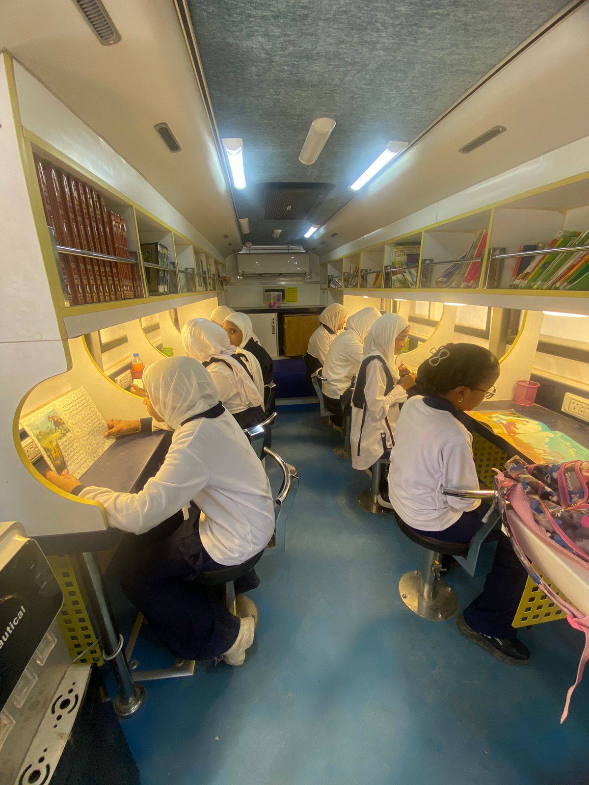 المكتبة المتنقلة لمكتبة مصر العامة تقدم أنشطة متنوعة لمدرسة مصطفى كامل