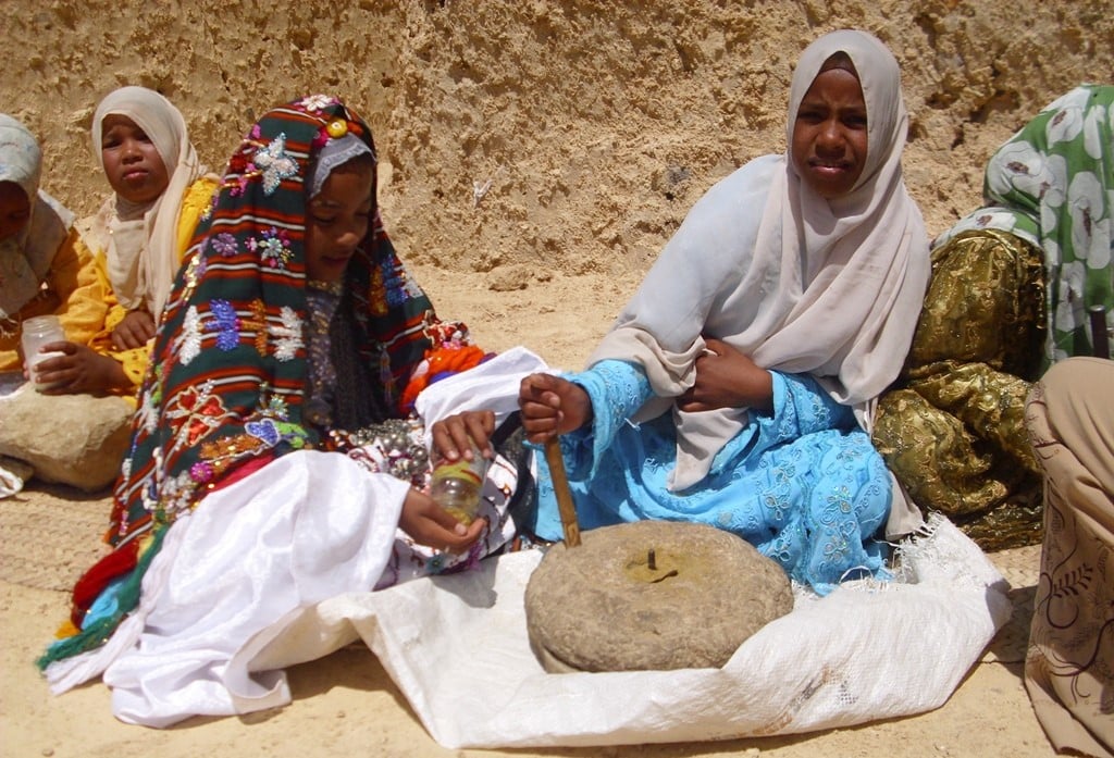 فتيات واحة قارة ام الصغير يتعلمن الحرف  التراثية