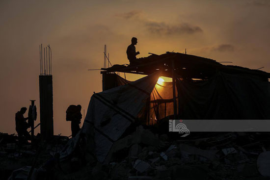 لحظة الغروق من على أنقاض منزل فى جباليا