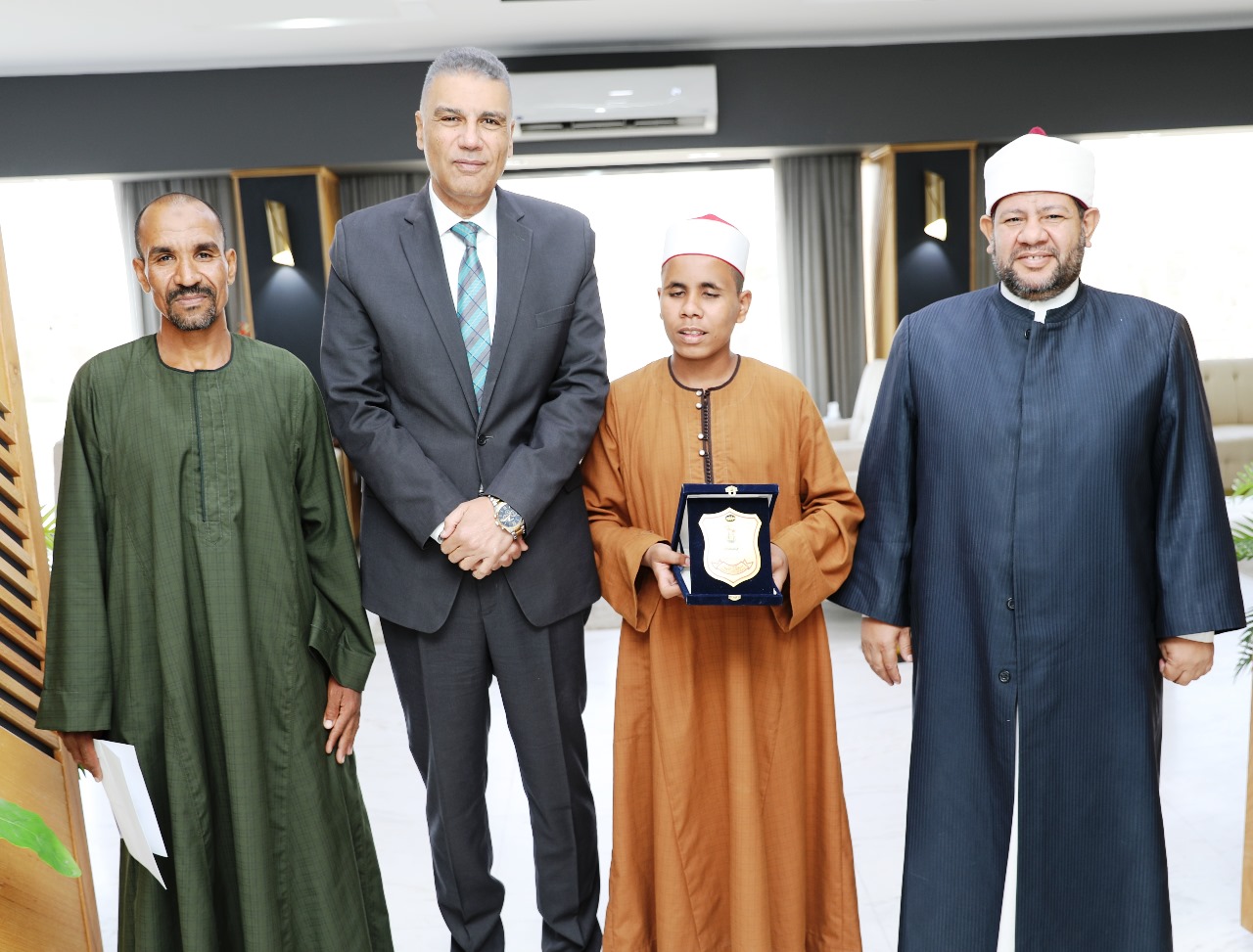 الطالب زياد خميس وأسرته مع محافظ أسوان ورئيس منطقة أسوان الأزهرية الطالب زياد خميس وأسرته مع محافظ أسوان ورئيس منطقة أسوان الأزهرية