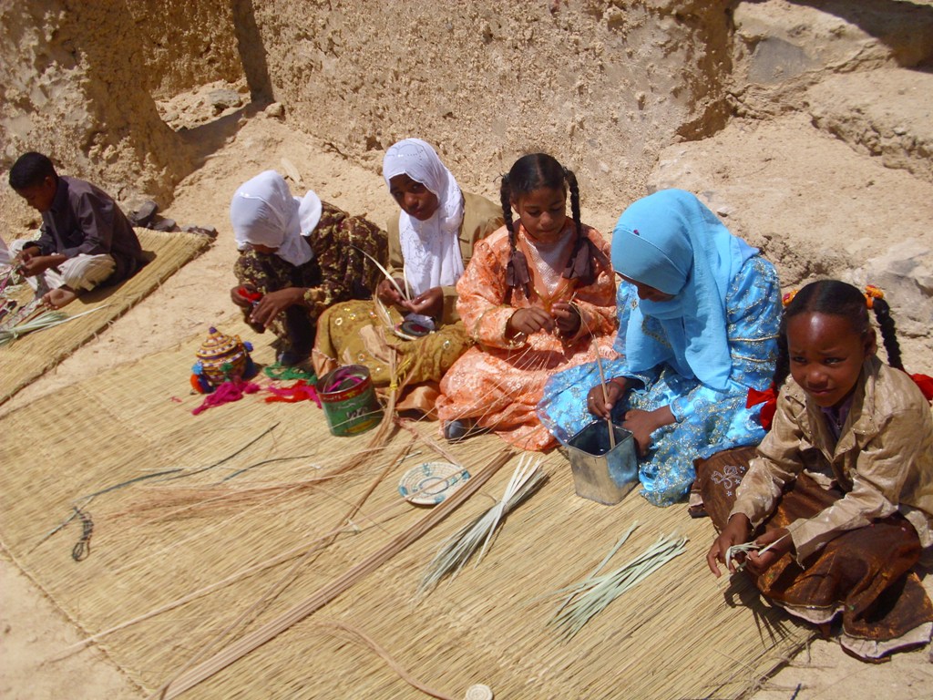 فتيات قارة ام الصغير يعملن في المهن التقليدية