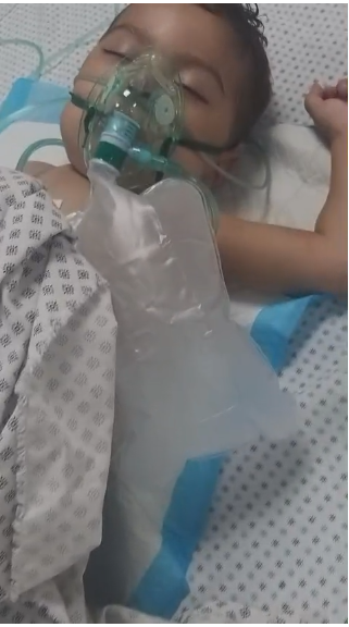 الطفل الفلسطيني عز الدين صبرة داخل المستشفى