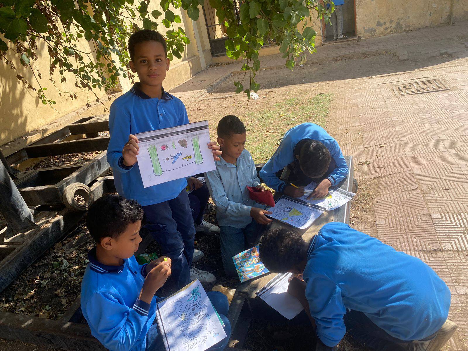 ورش رسم متنوعة لدعم الأطفال بالمكتبة المتنقلة فى الأقصر