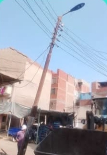 عمود كهرباء مائل