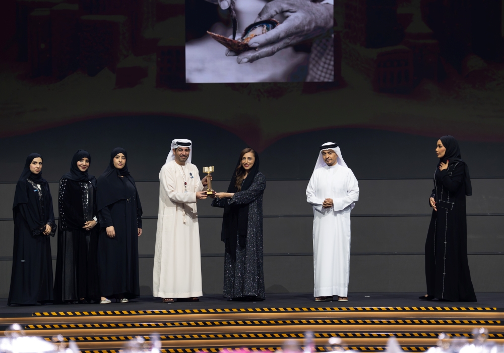 الشيخة بدور القاسمة تكرم الفائزين