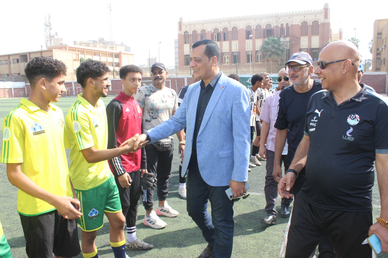 يصافح الفريق المنافس يصافح الفريق المنافس