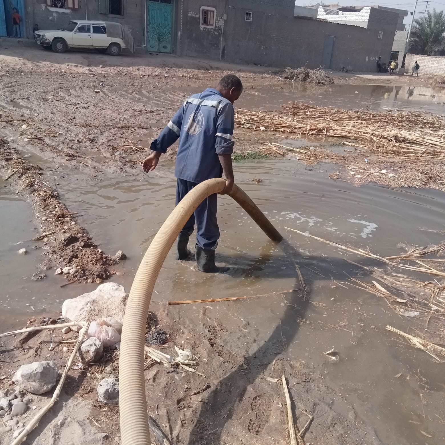 محاولات لشفط المياه 