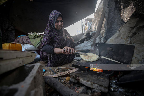 سيدة تجهز الخبر فى جباليا