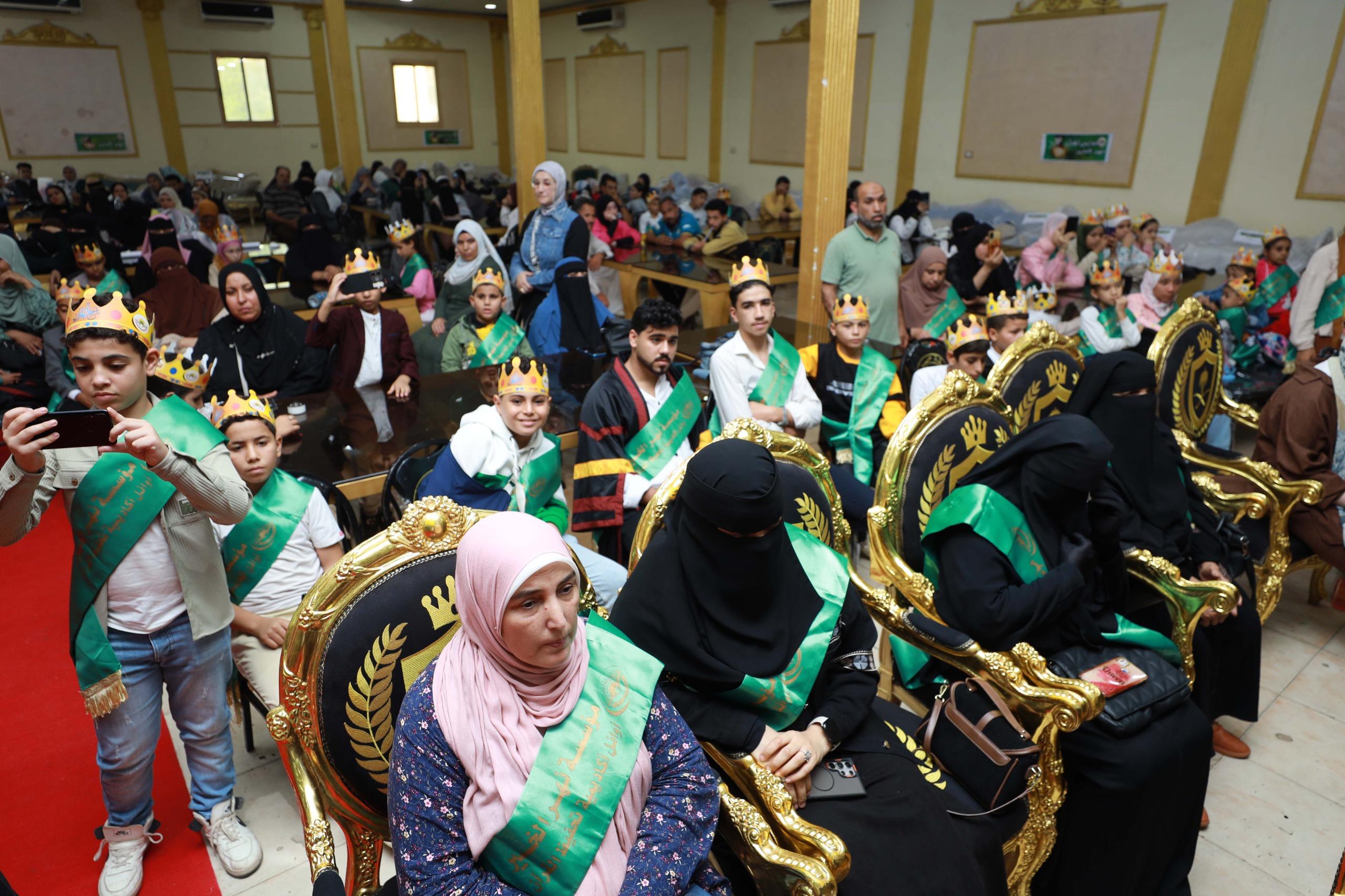 الحضور خلال الاحتفال بتكريم حفظة القرآن الكريم