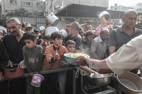 تكية خيرية لتوزيع الطعام فى مخيم النصيرات