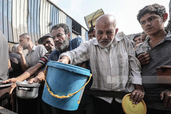 مسن فلسطينى خلال الحصول على الطعام