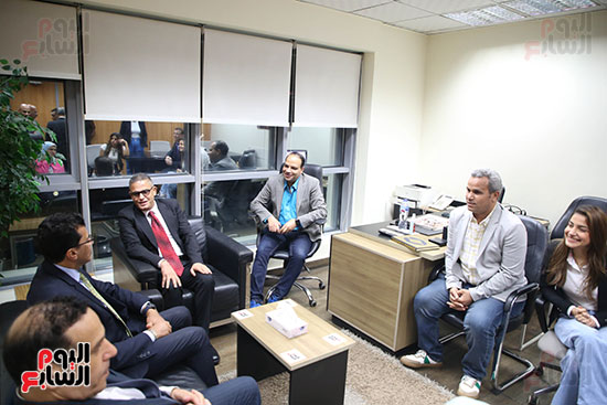 وزير الرياضة يتحدث مع رئيس تحرير اليوم السابع