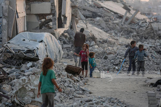 الأطفال وسط ركام المبانى