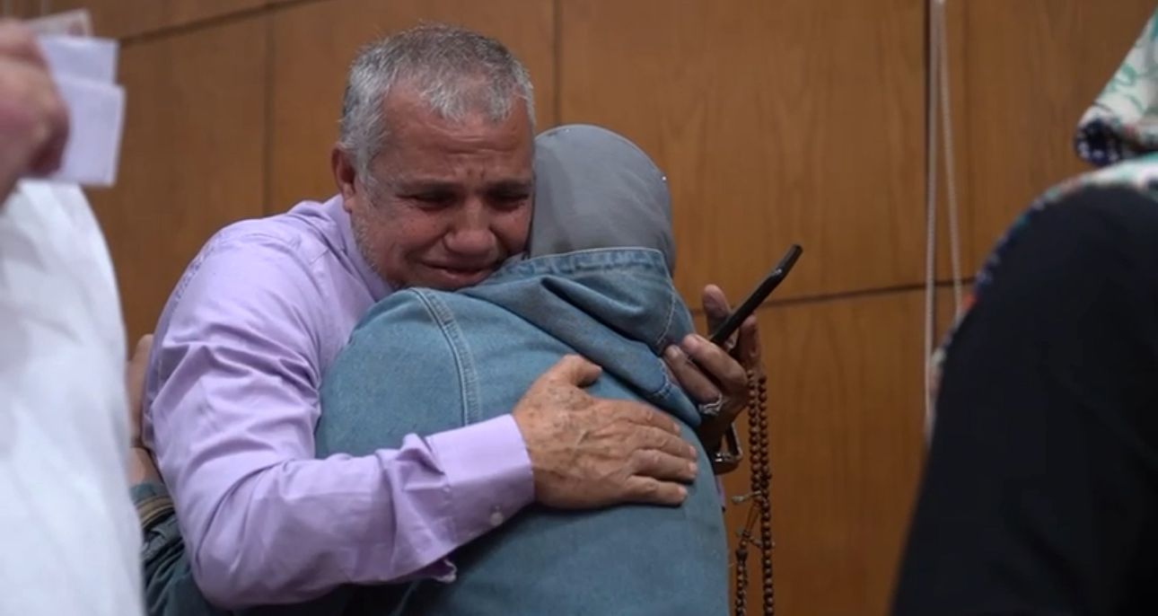 الفرحة تجتاح الفائزين وذويهم بالفوز فى قرعة حج الجيزة (7)