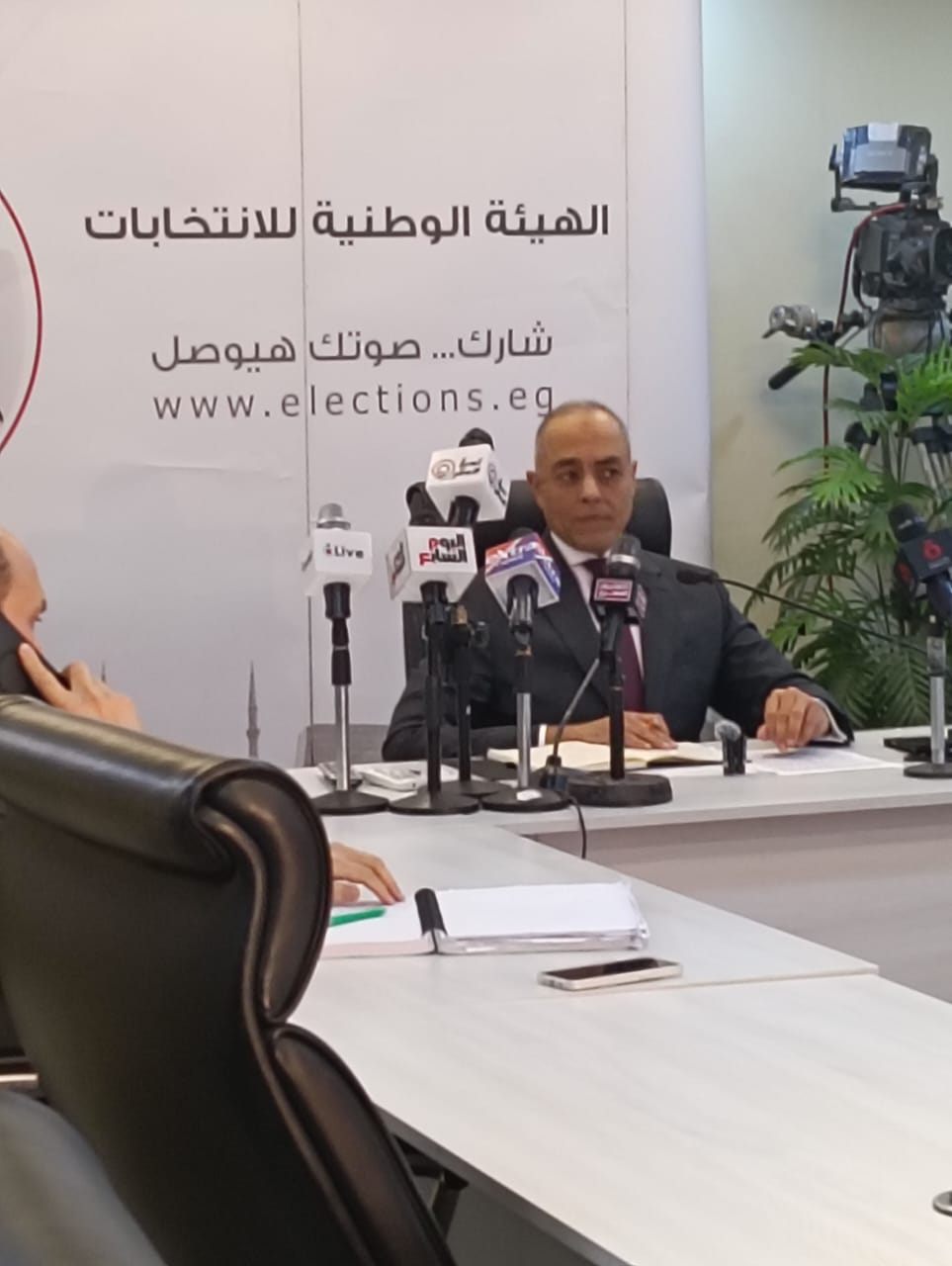 غرفة عمليات الهيئة الوطنية تتابع فتح أول لجان التصويت في الخارج بانتخابات النواب (6)