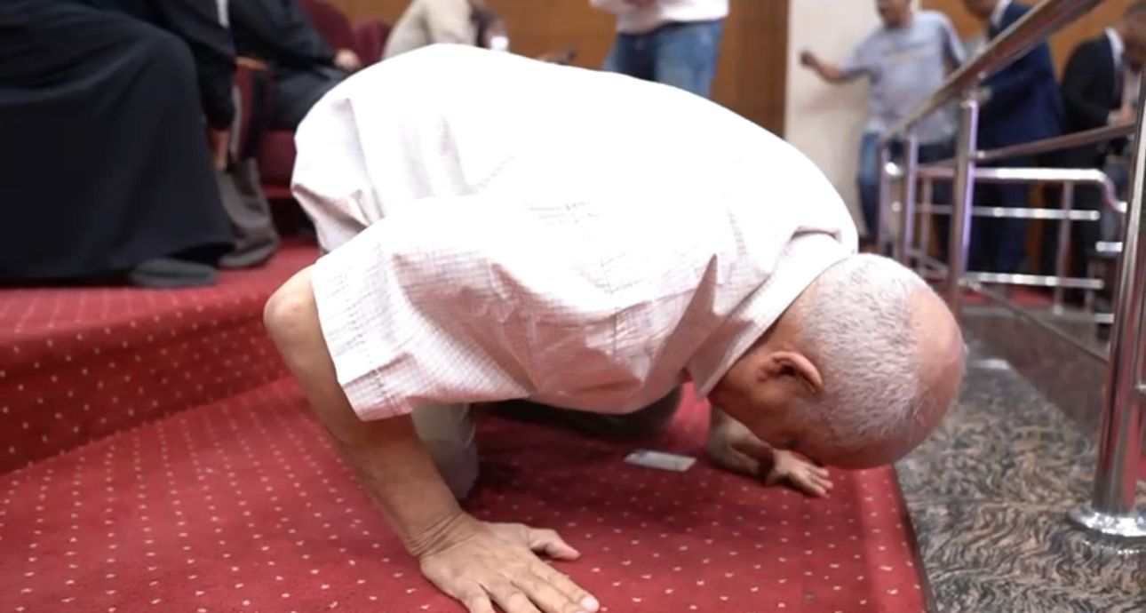 الفرحة تجتاح الفائزين وذويهم بالفوز فى قرعة حج الجيزة (1)