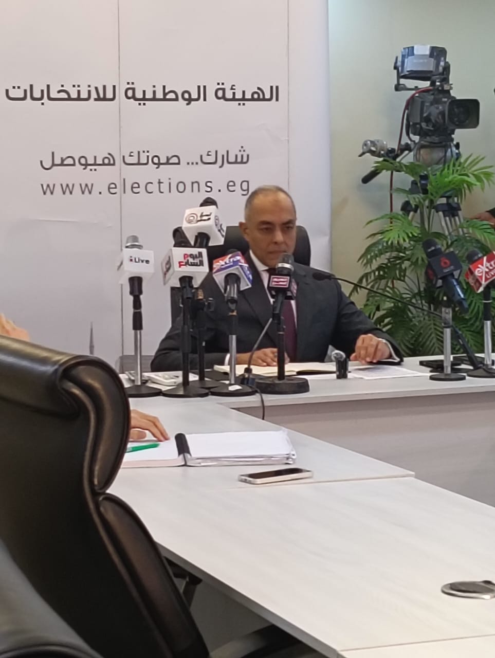 غرفة عمليات الهيئة الوطنية تتابع فتح أول لجان التصويت في الخارج بانتخابات النواب (5)