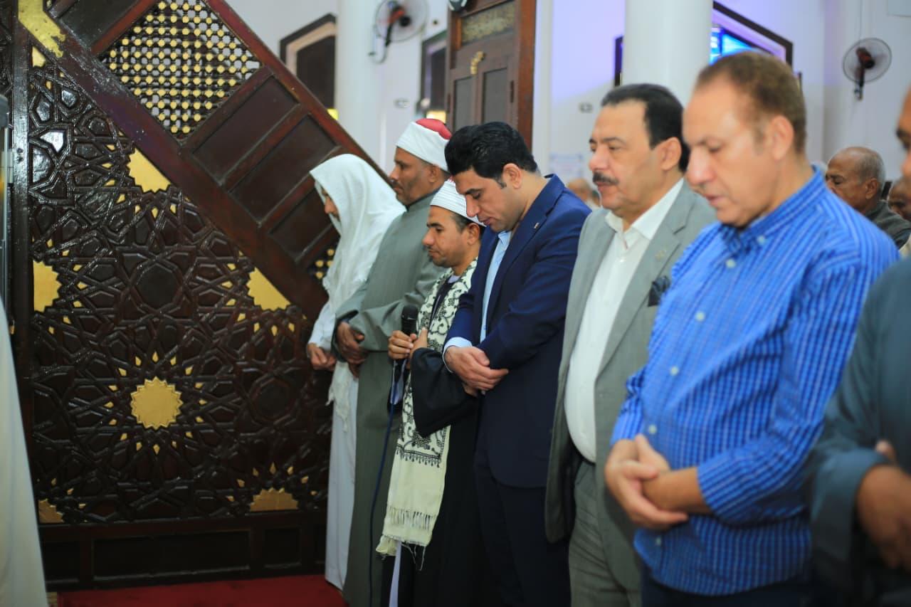 نائب المحافظ يؤدى صلاة الجمعة 