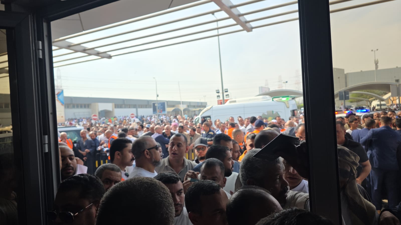 تدافع المصريين على عملية التصويت فى الكويت