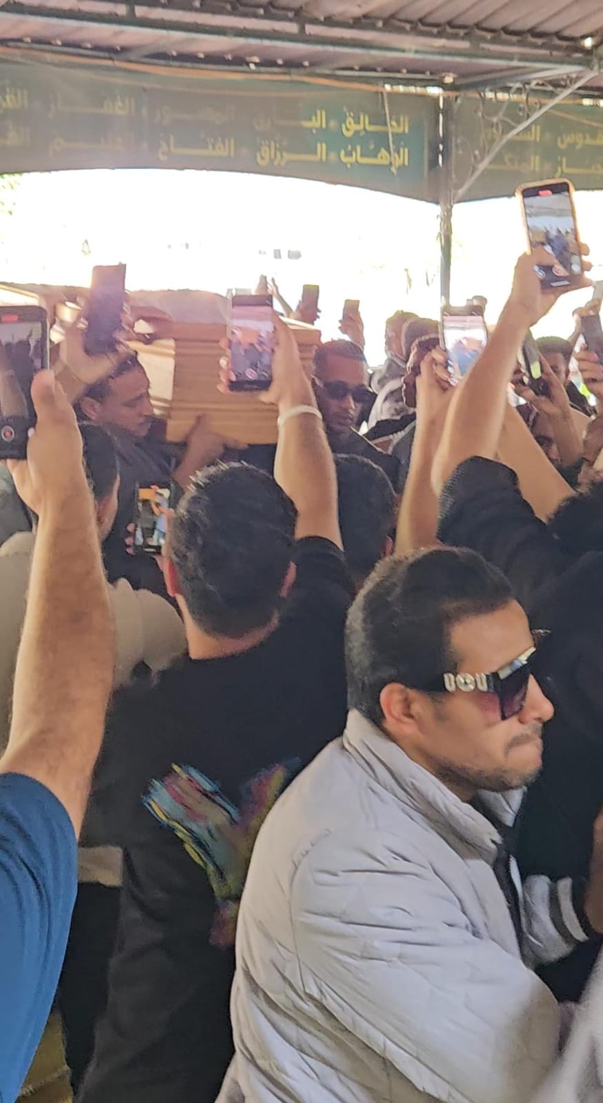 رمضان يحمل نعش والده