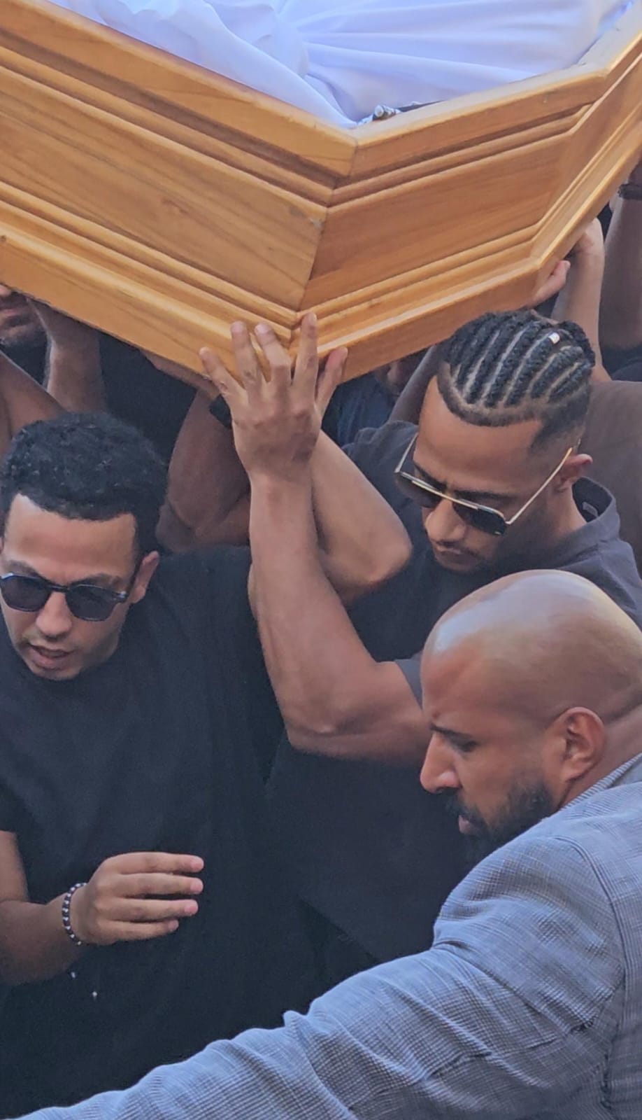 محمد رمضان يحمل نعش والده