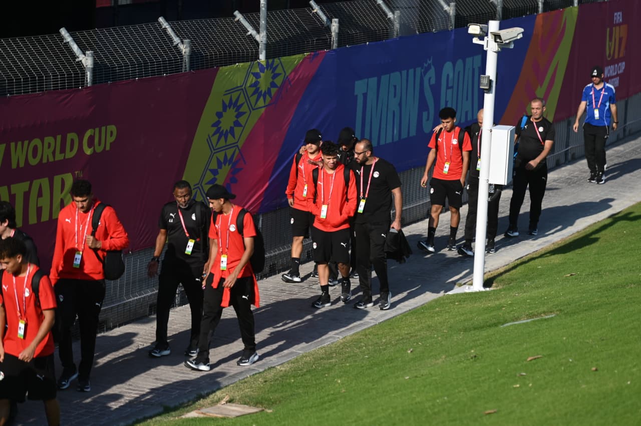 أحمد الكاس مع لاعبي منتخب مصر للناشئين