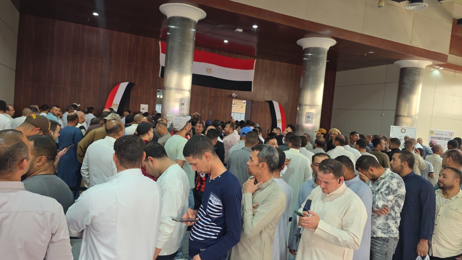 المصريون يقبلون على التصويت فى الكويت