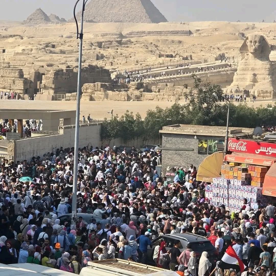 الآلاف فى محيط الأهرامات  (1)