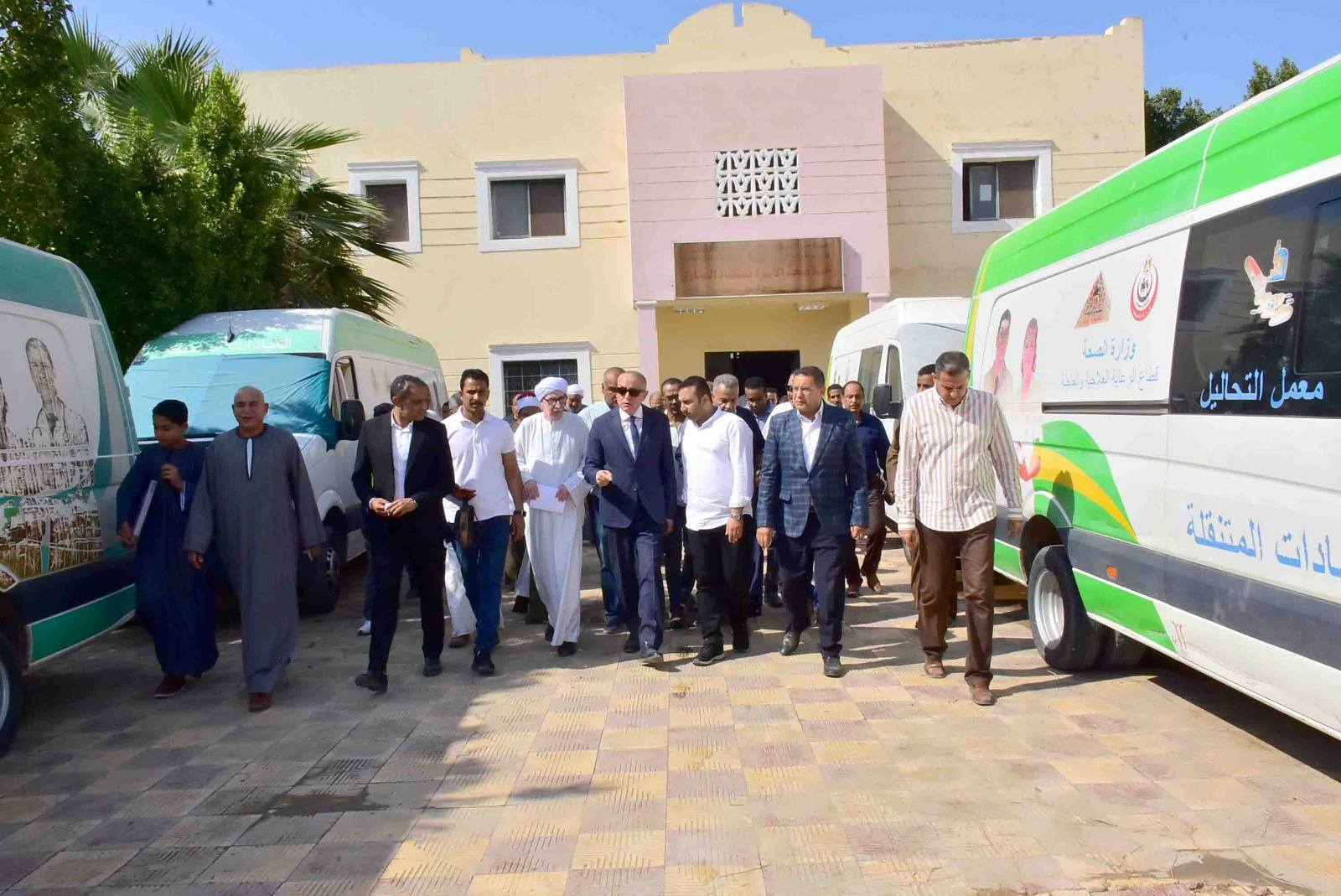 محافظ الأقصر يتفقد قرية المنشاة العماري ويوجه بحلول عاجلة لمياه الشرب محافظ الأقصر يتفقد قرية المنشاة العماري ويوجه بحلول عاجلة لمياه الشرب