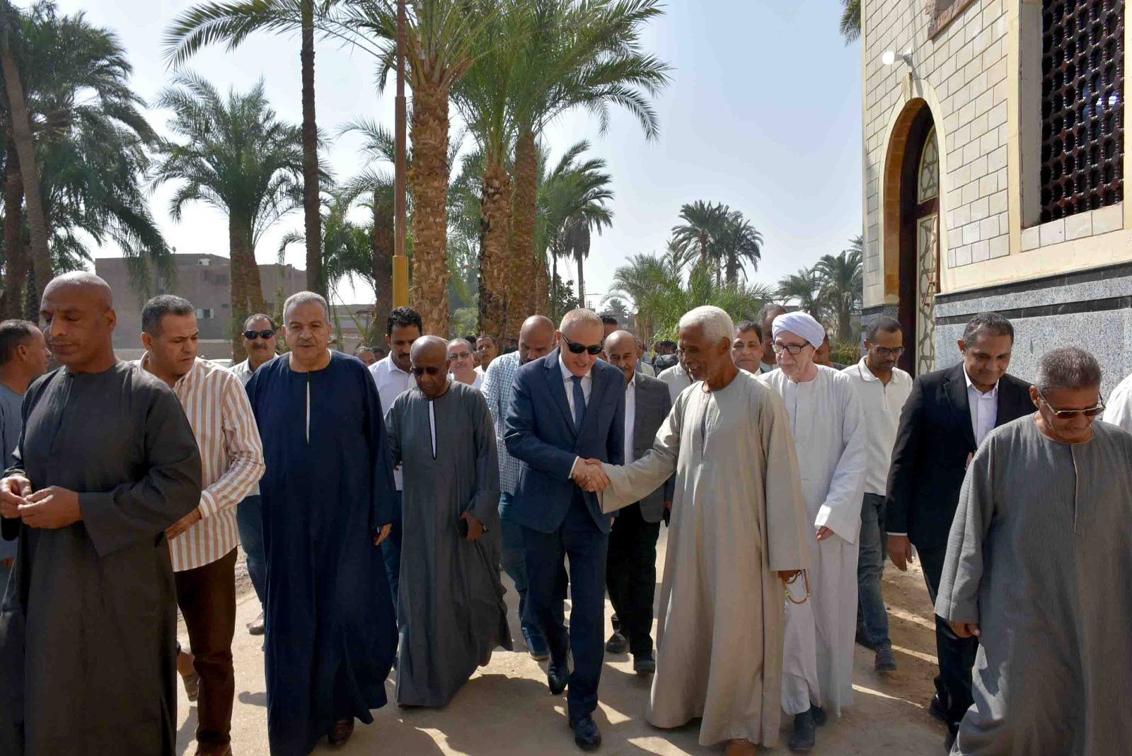 محافظ الأقصر يزور ويفتتح مسجد الشهداء بنجع غنيم في منشأة العمارى