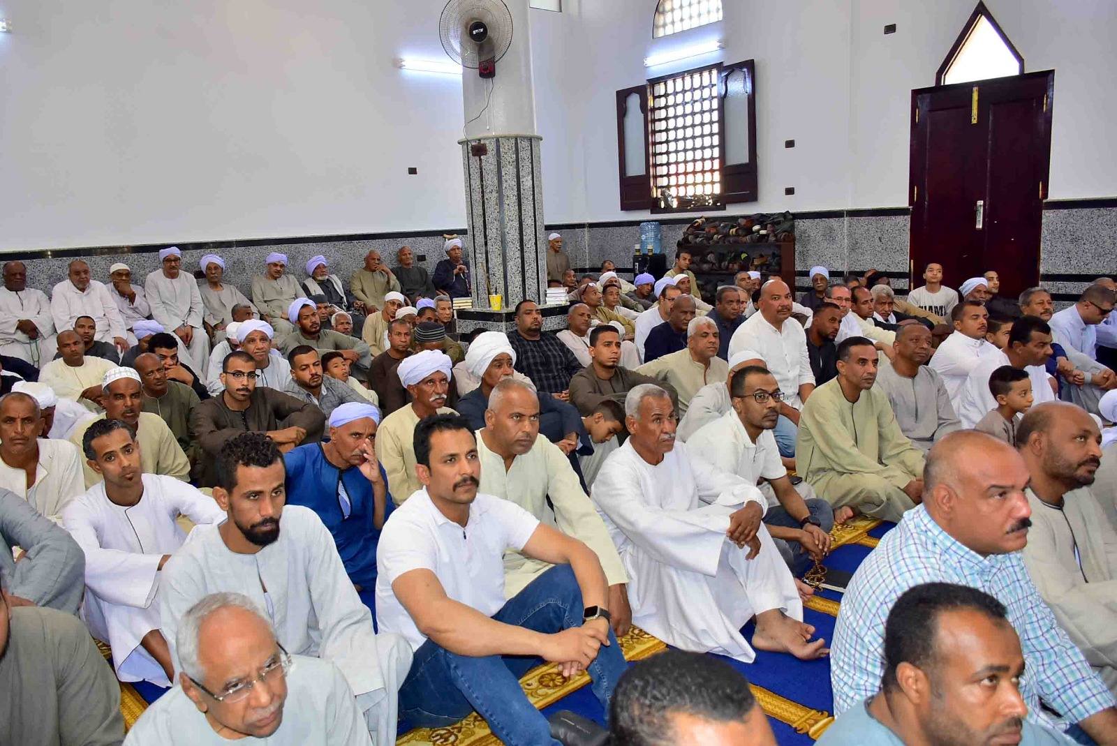 المشاركين فى افتتاح مسجد الشهداء بنجع غنيم في منشأة العمارى